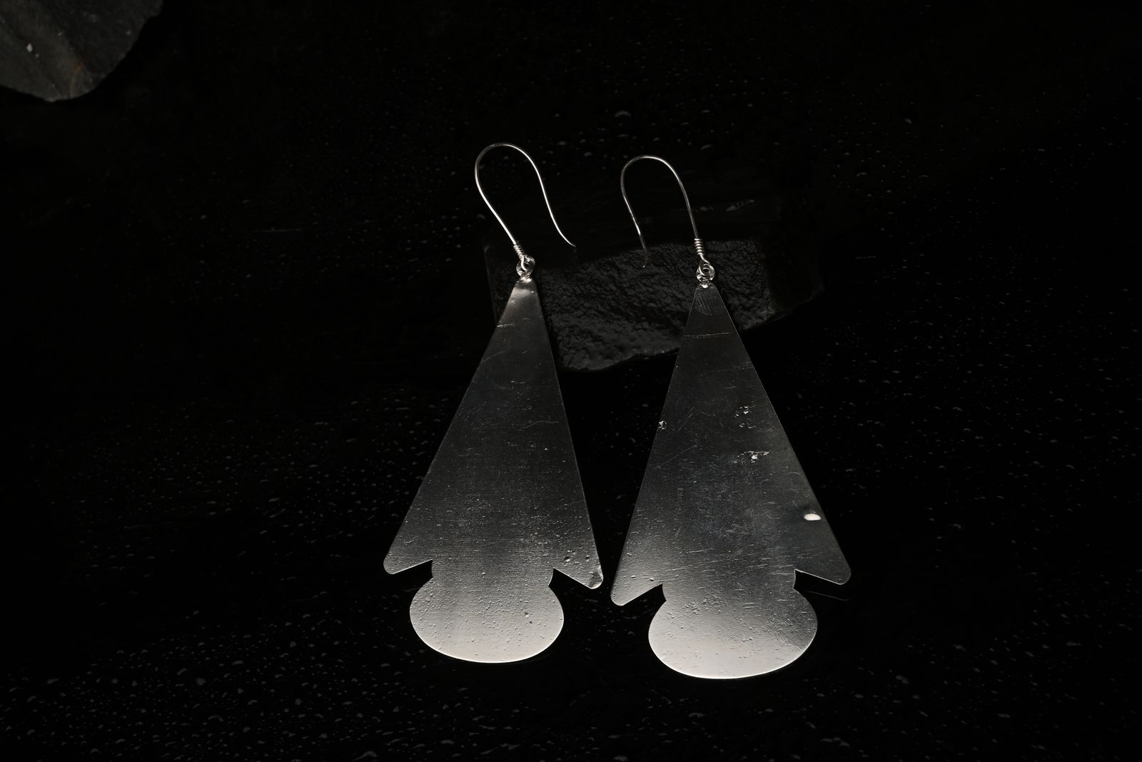 Bold bronze earrings combining excavated motifs and modern structure