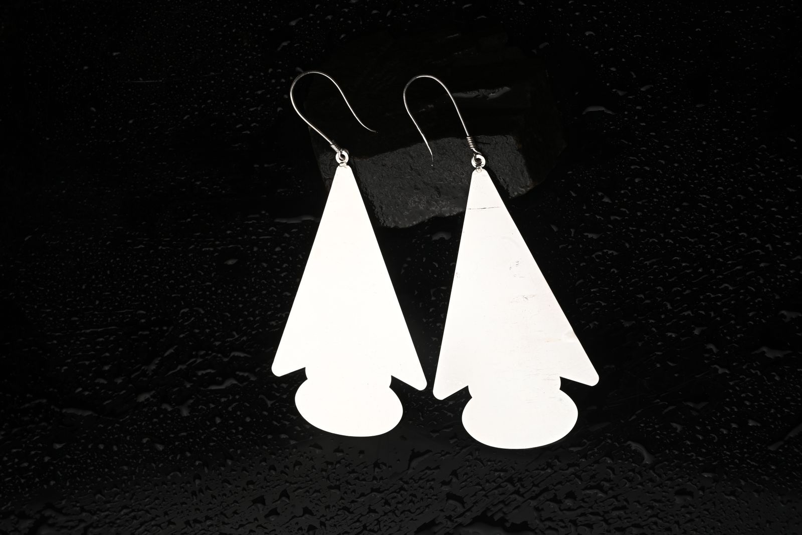 Bold bronze earrings combining excavated motifs and modern structure — image 2