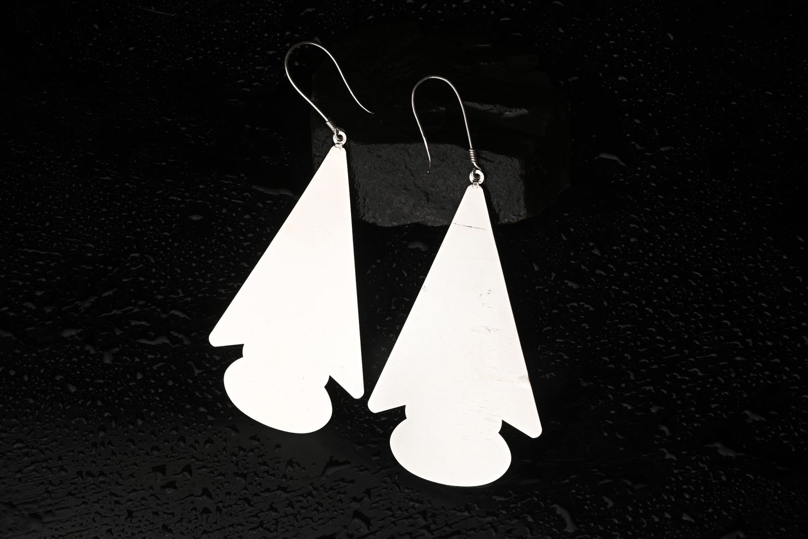 Bold bronze earrings combining excavated motifs and modern structure — image 3