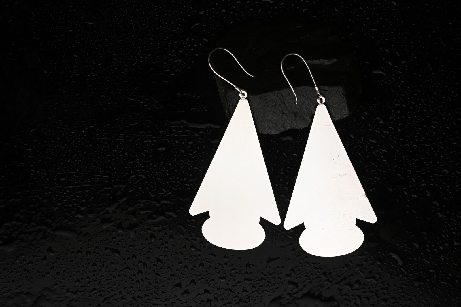 Bold bronze earrings combining excavated motifs and modern structure — image 4