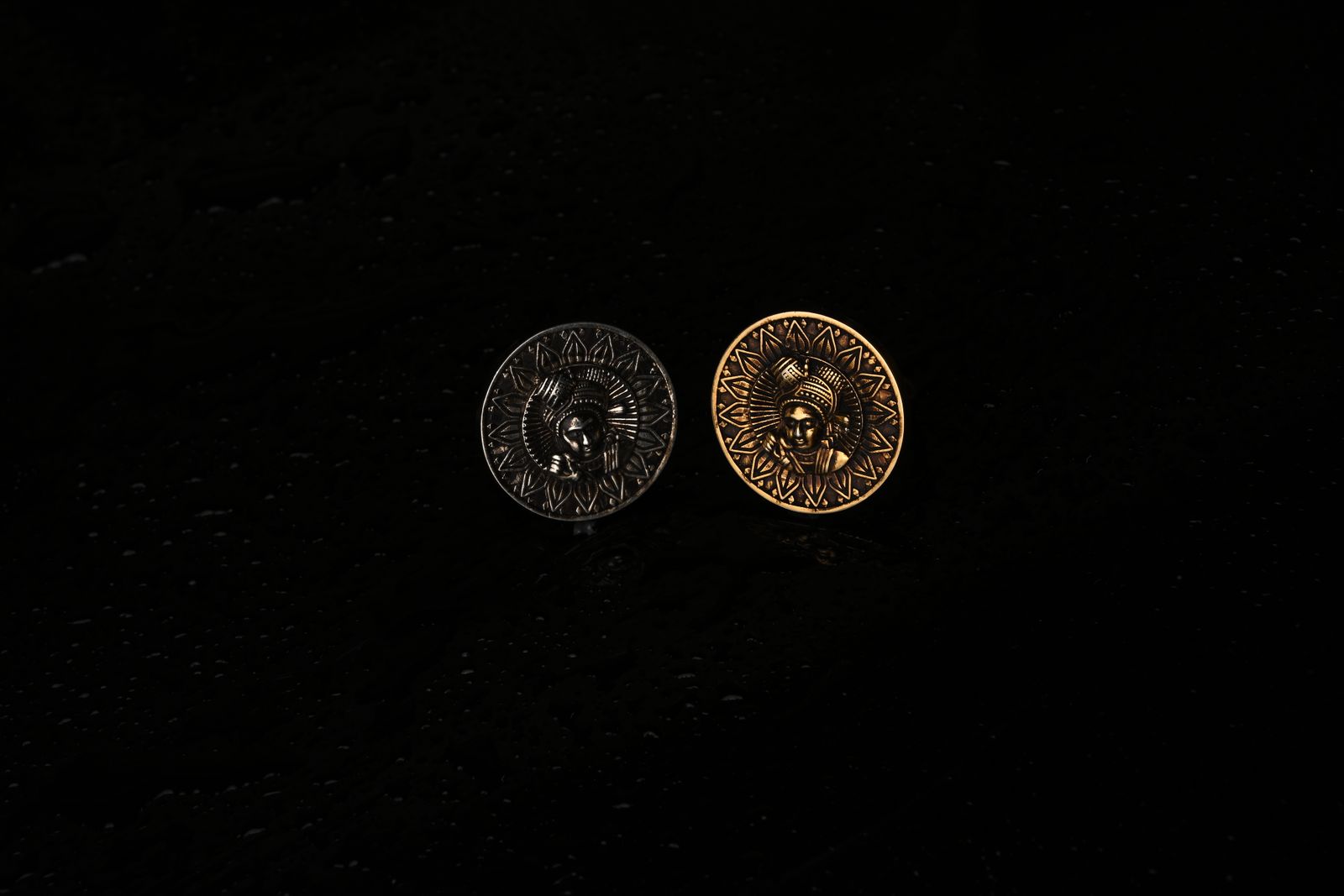 Ring in silver and golden finishes inspired by ancient signet forms