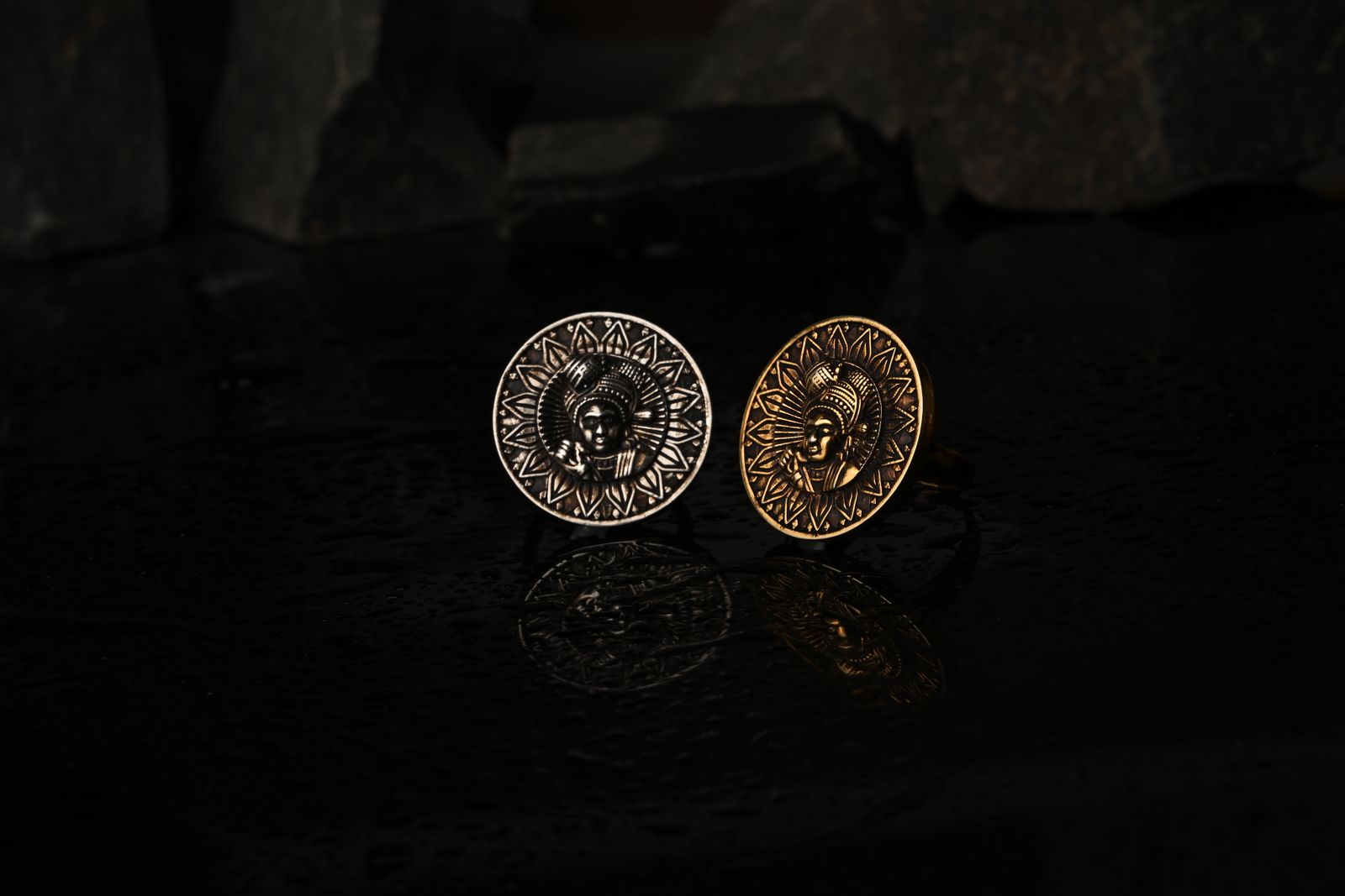 Ring in silver and golden finishes inspired by ancient signet forms — image 2
