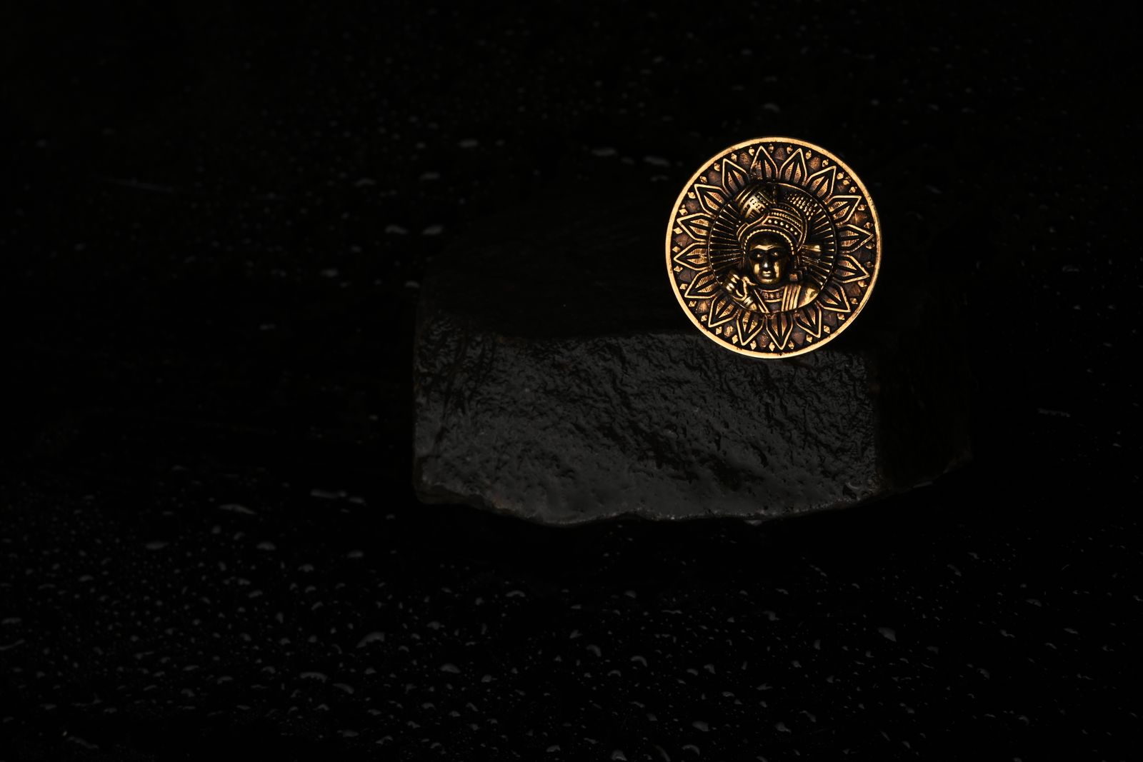 Ring in silver and golden finishes inspired by ancient signet forms — image 3