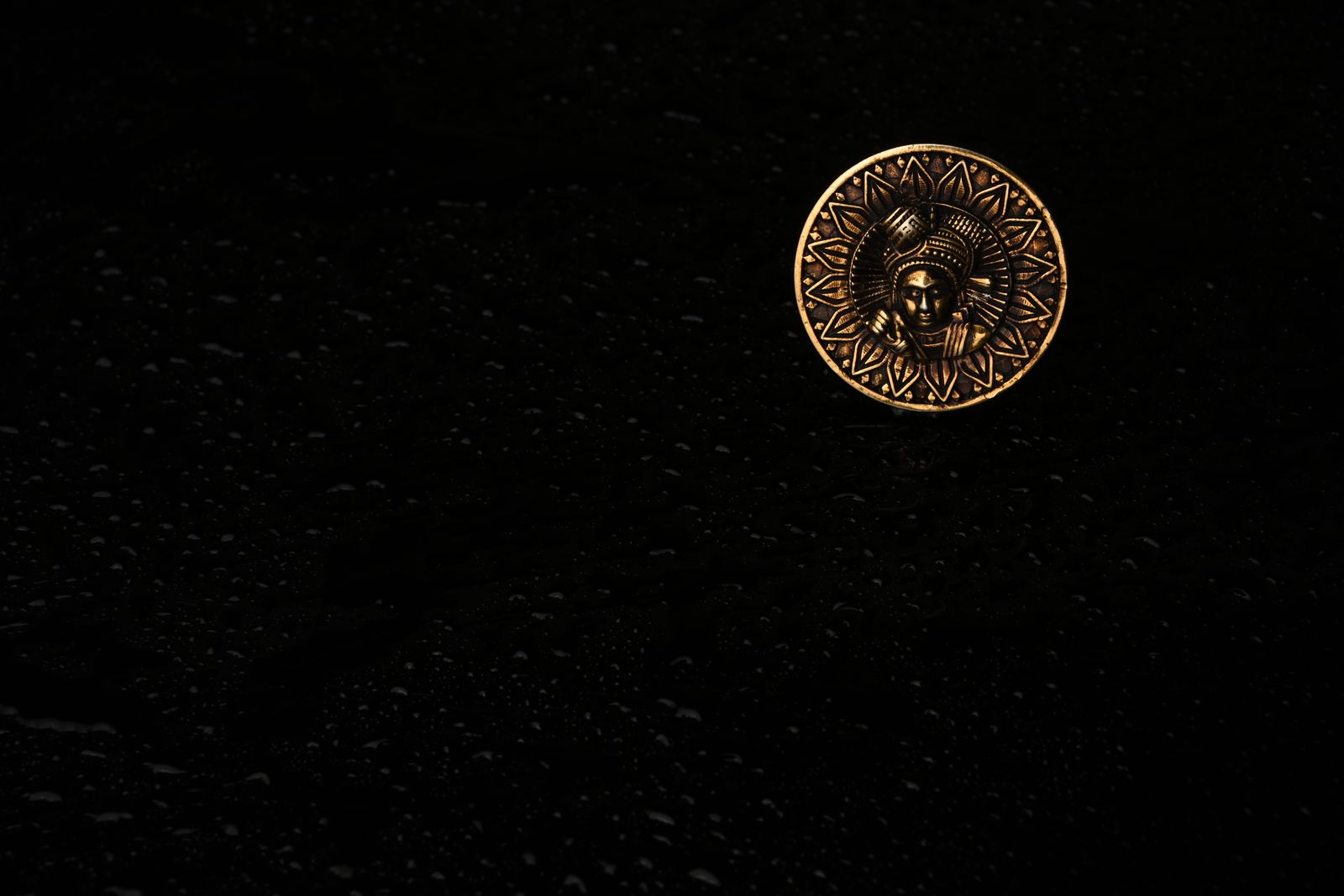 Ring in silver and golden finishes inspired by ancient signet forms — image 4