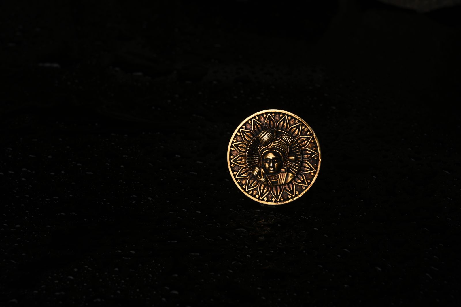 Ring in silver and golden finishes inspired by ancient signet forms — image 6