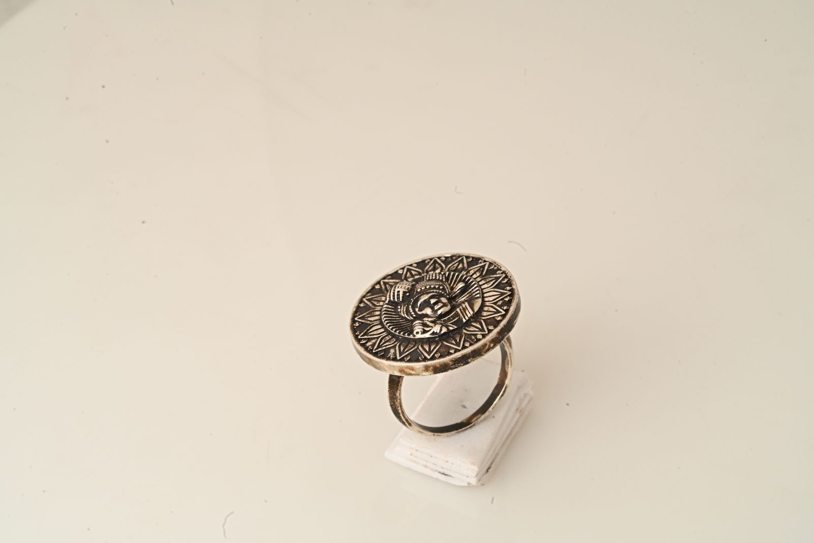 Ring in silver and golden finishes inspired by ancient signet forms — image 12