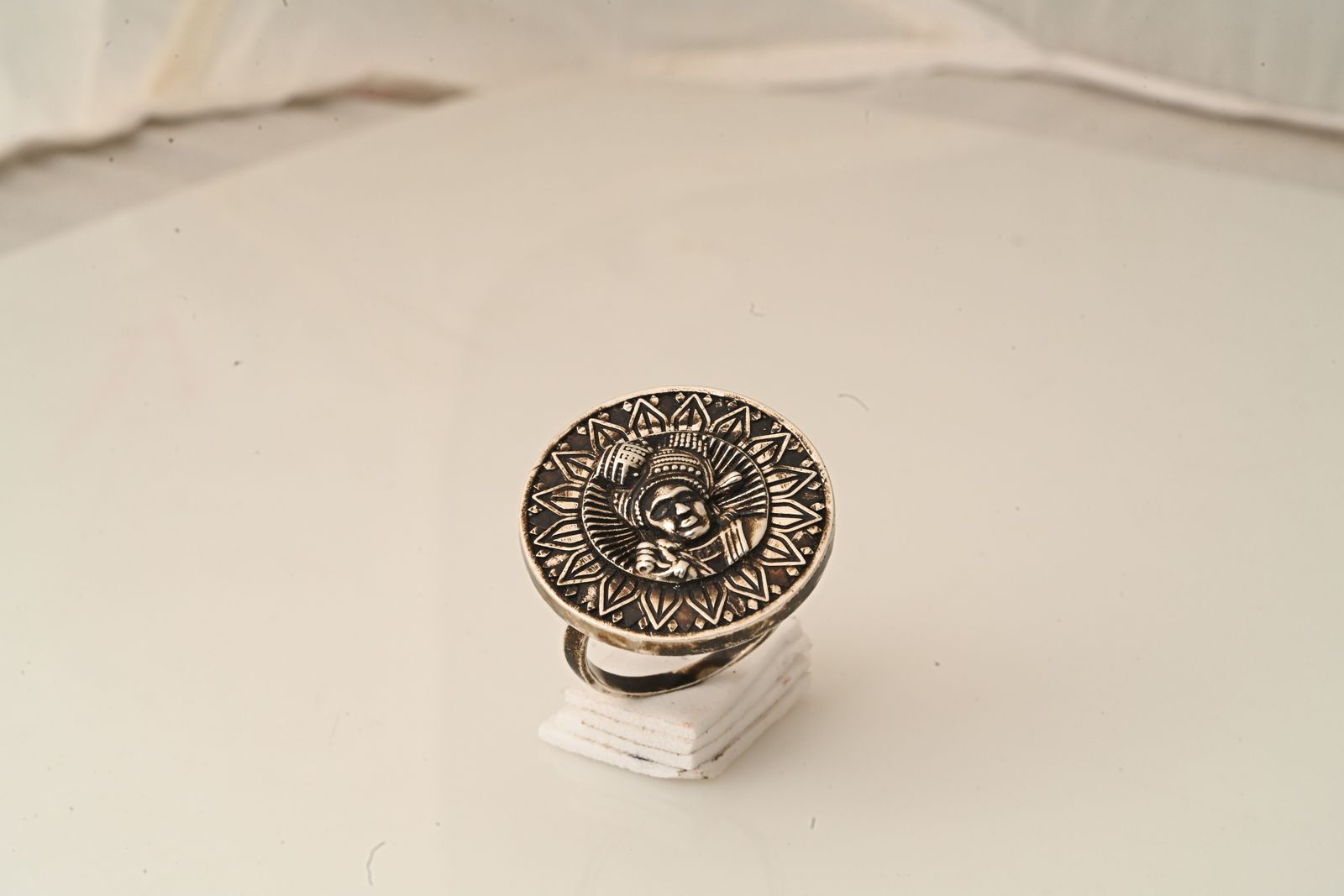 Ring in silver and golden finishes inspired by ancient signet forms — image 13